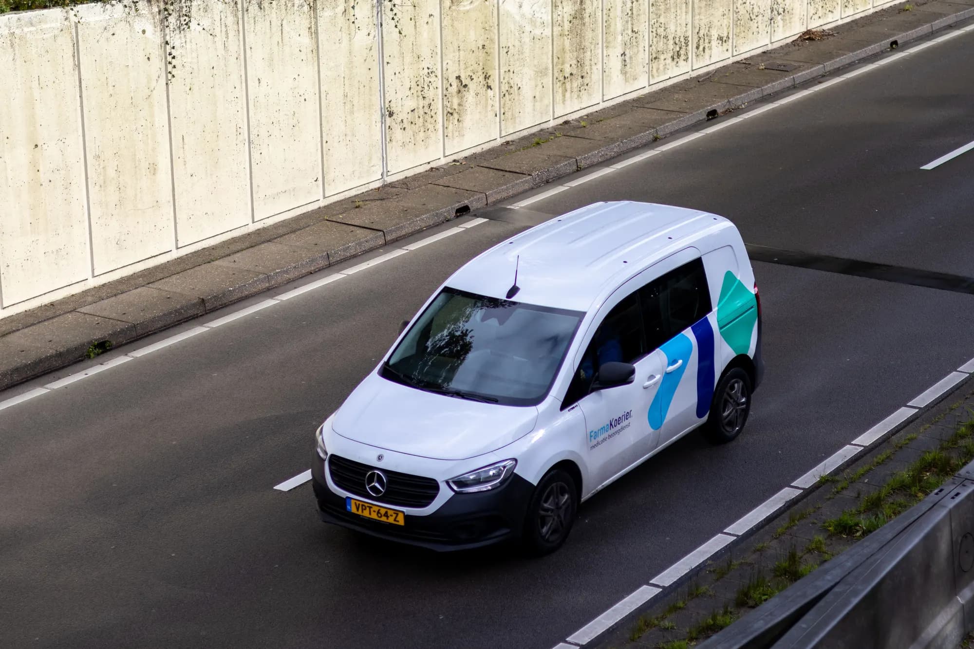 Bestelbus van Farma Koerier op de snelweg